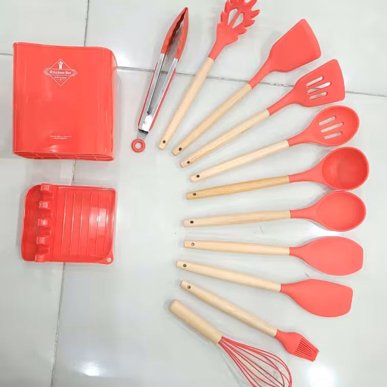 سرویس کفگیر ملاقه 13 تکه سیلیکون نسوز، رنگ ثابت و باکیفیت، همراه با زیر قاشقی کنار گاز