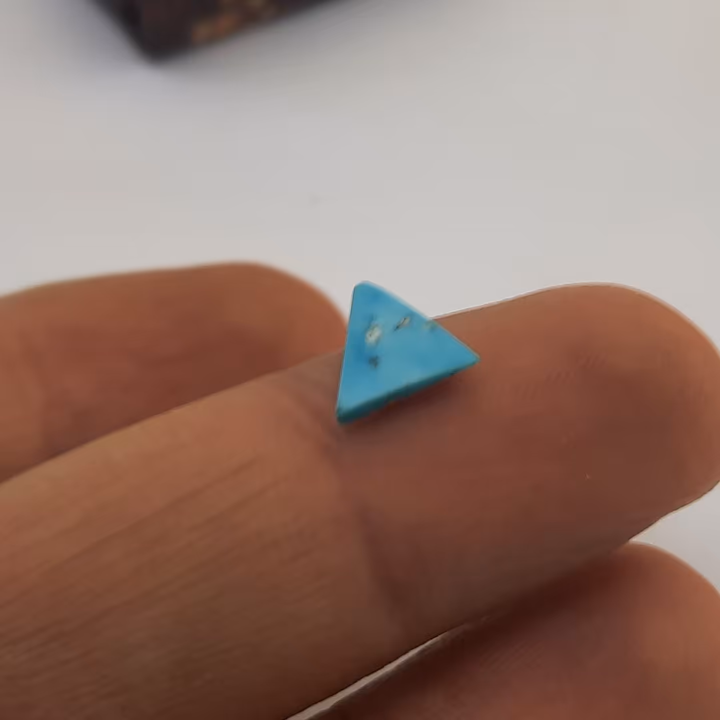 نگین مثلثی و کوچک فیروزه نیشابور کد ب16 تراش دست کلکسیونی ظریف و خاص