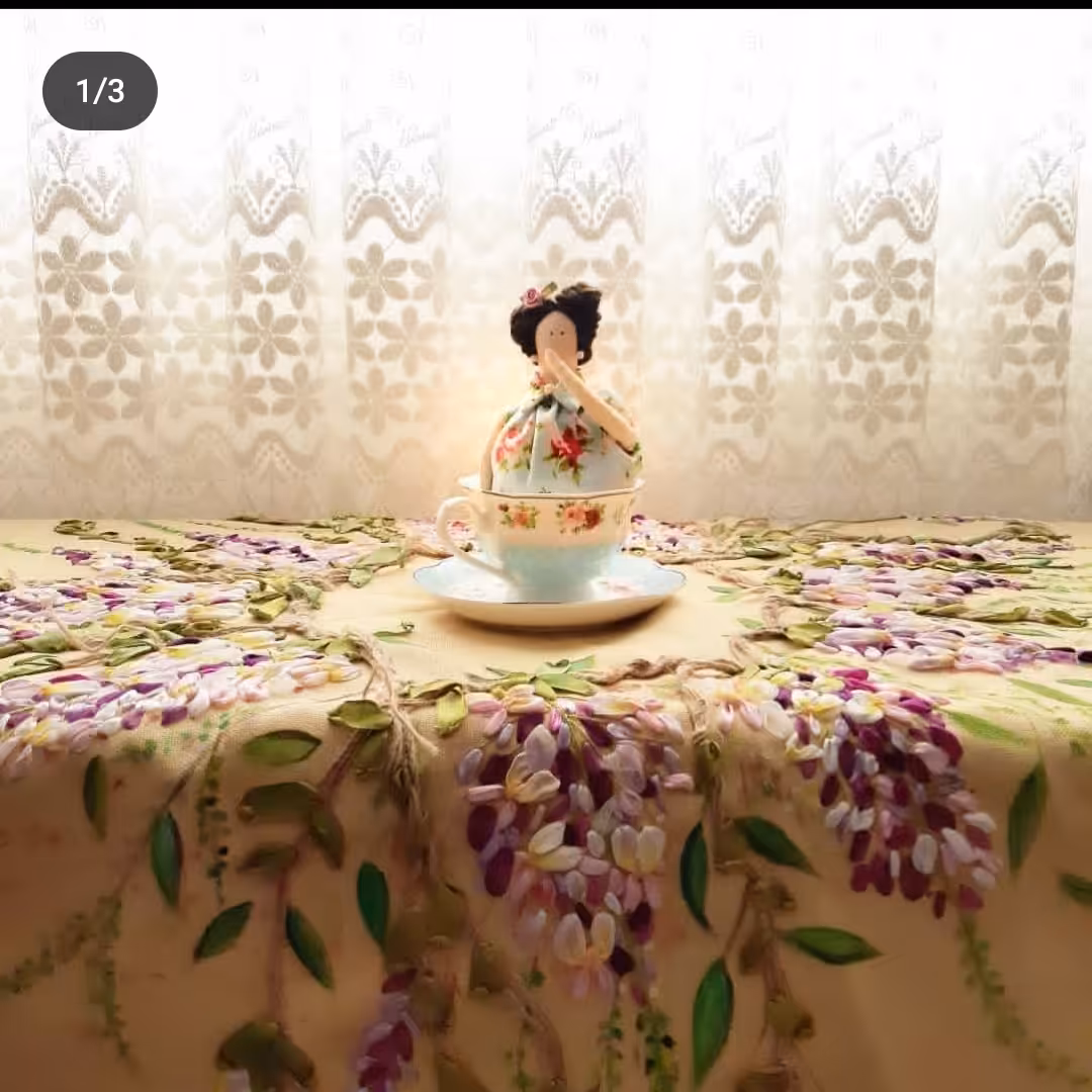 رومیزی گرد رباندوزی مدل گل یاس دورکار هویه شده قطر  کار 1مترو نیم 