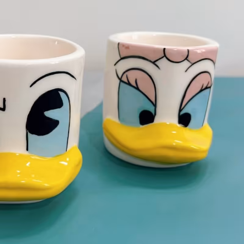 ماگ دستساز سرامیکی دیزنی طرح اردک دختر 