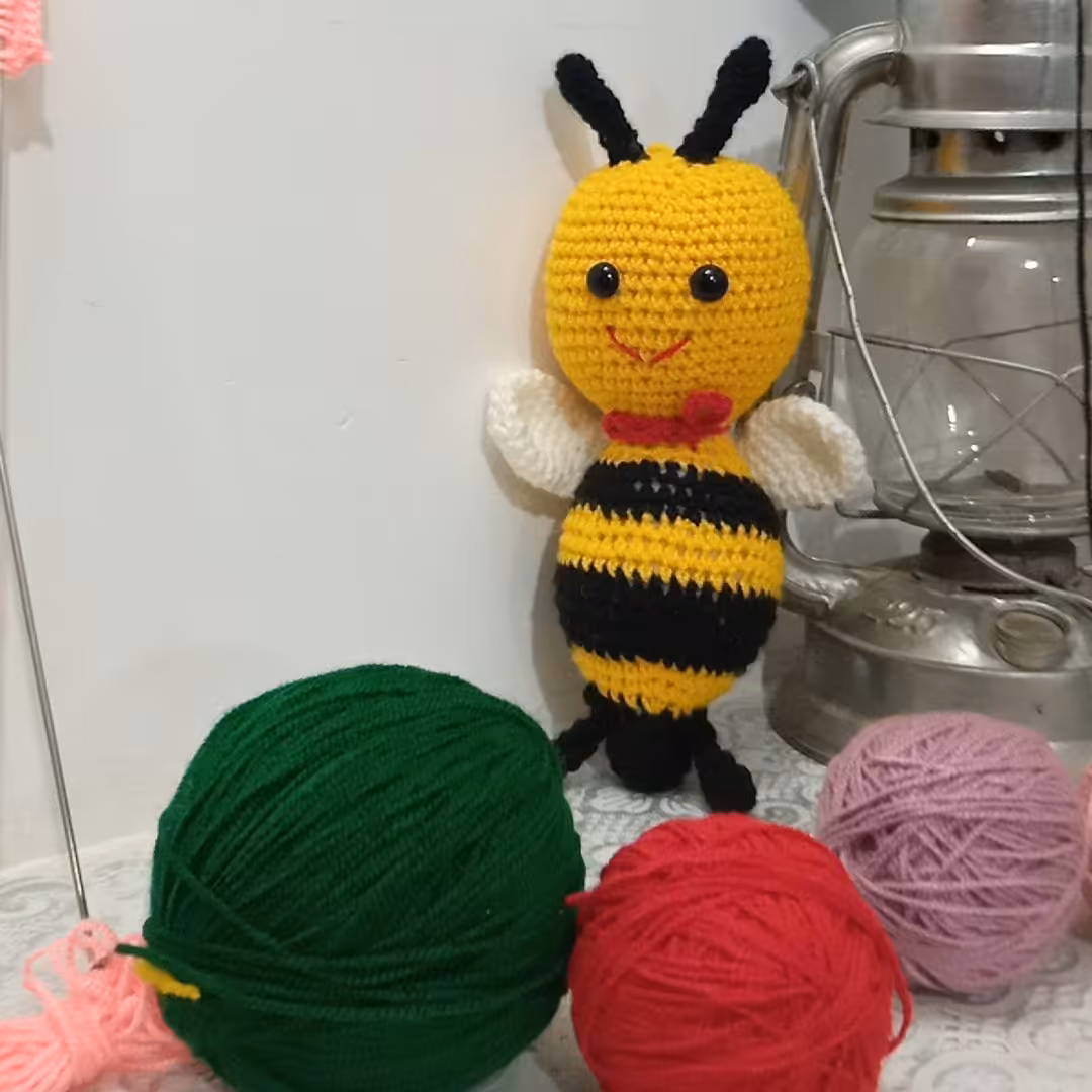 عروسک  بافتنی زنبور  قد 25 سانت( دستساز)