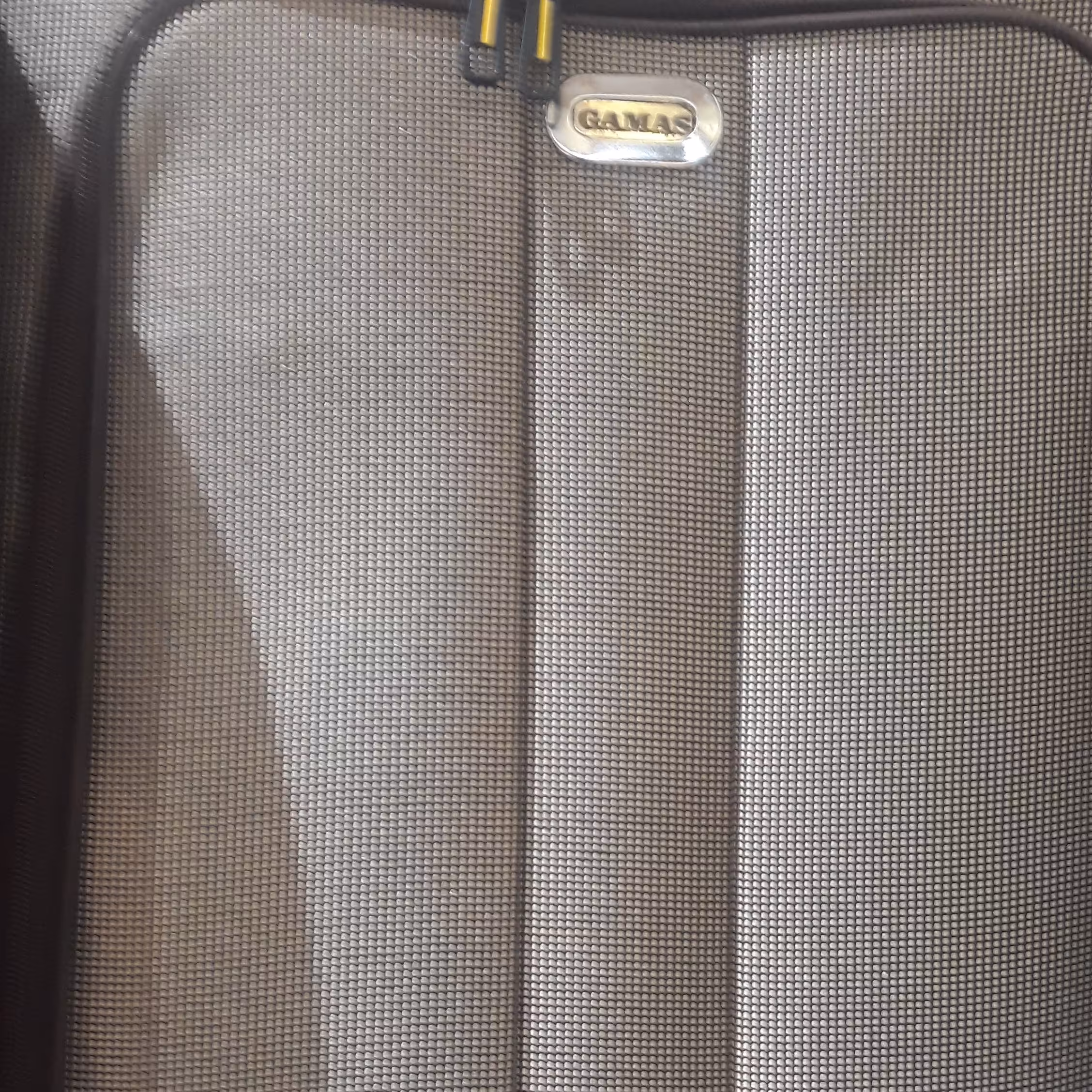 چمدان برزنت با جنس بسیار با کیفیت  با تخفیف ویژه فقط به مدت دو هفته 