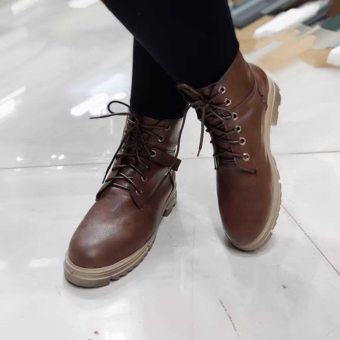 نیم بوت زنانه مدل تیمبرلند پرچمی در سه رنگ مشکی ،قهوه ای و عسلی پاخور شیک، کیف و کفش زرد _زردشوز