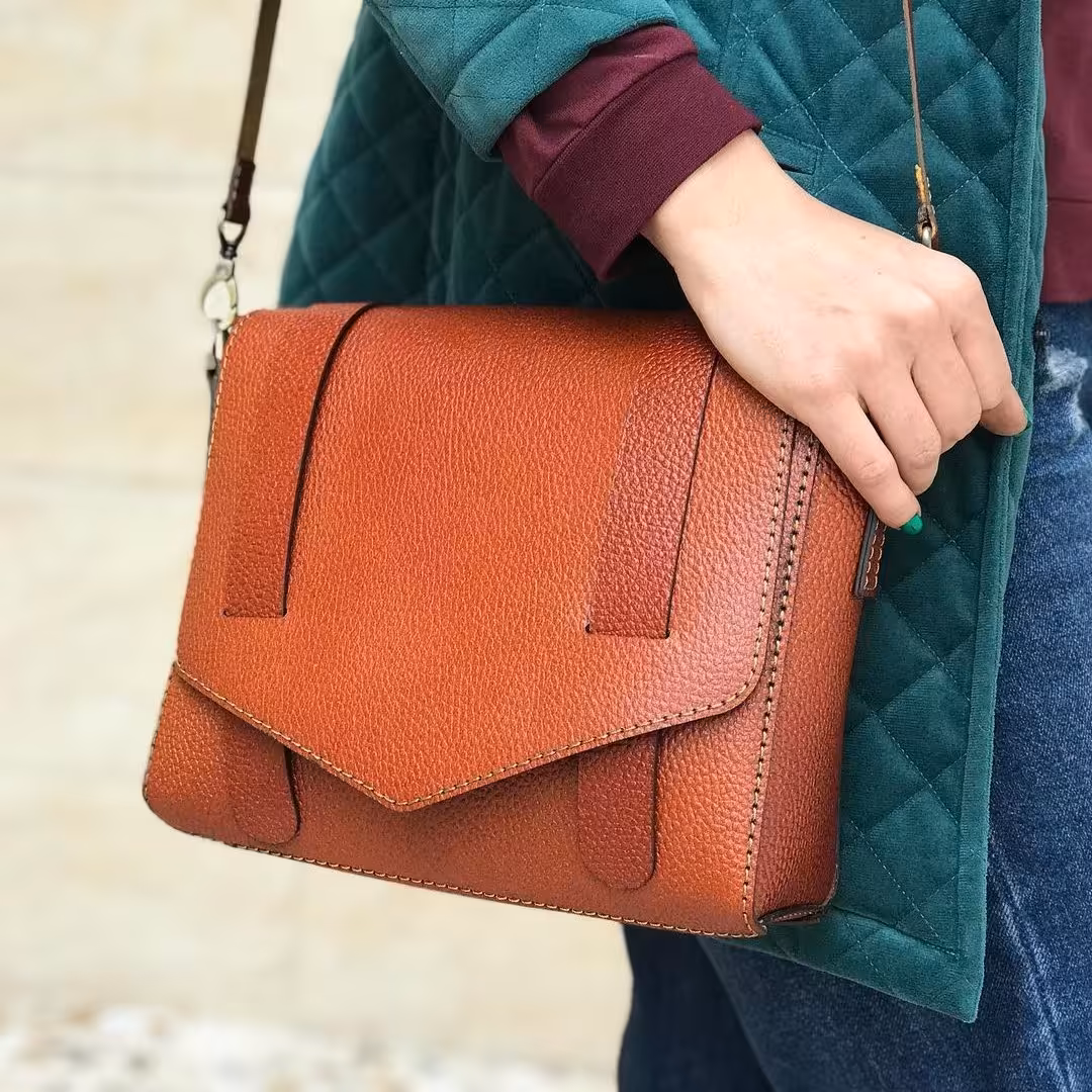 کیف دوشی زنانه چرم گاوی دست دوز اندازش24دذ27