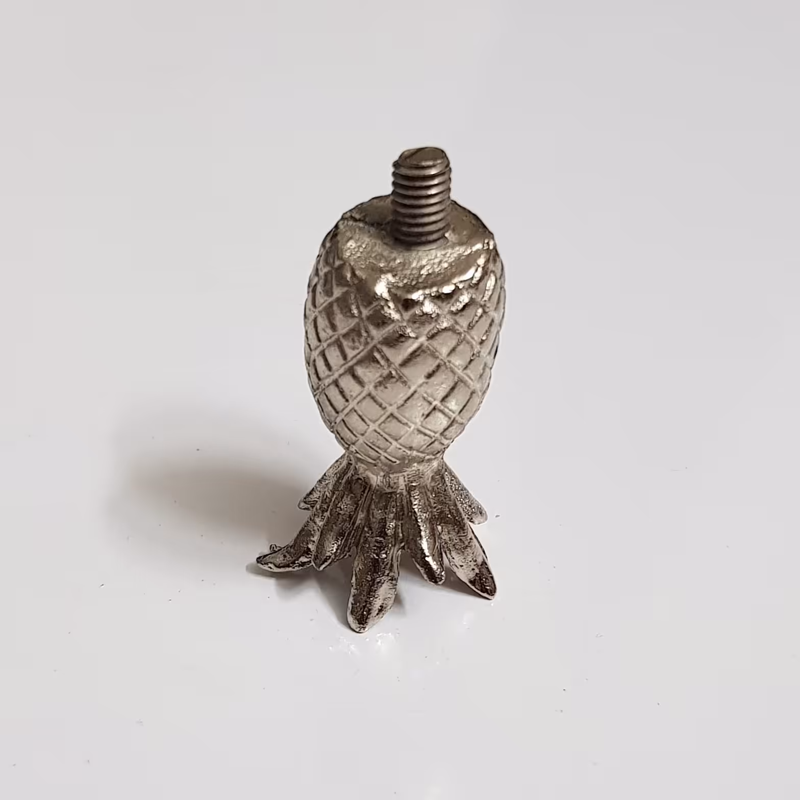 پایه طرح آناناس پیچی نقره ای
جنس زاماک
ارتفاع 4 سانتی متر
رنگ ثابت