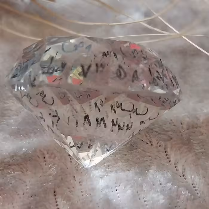 نگین درشت زیرکن کریستال با حرز 7 جلاله اعظم کمی زدگی دارد