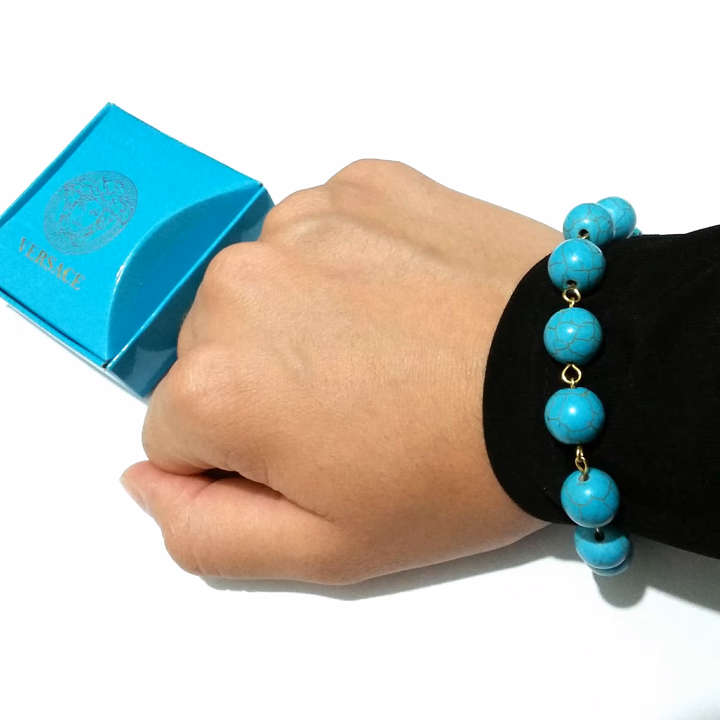 دستبند سنگ فیروزه یک سانتی متری با اتصالات استیل طلایی رنگ ثابت با پاکت هدیه