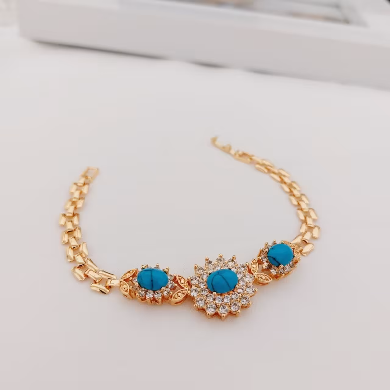 دستبند کد11376طرح جواهر.نگین دلربا.آبکاری طلا.ضدحساسیت.رنگ ثابت