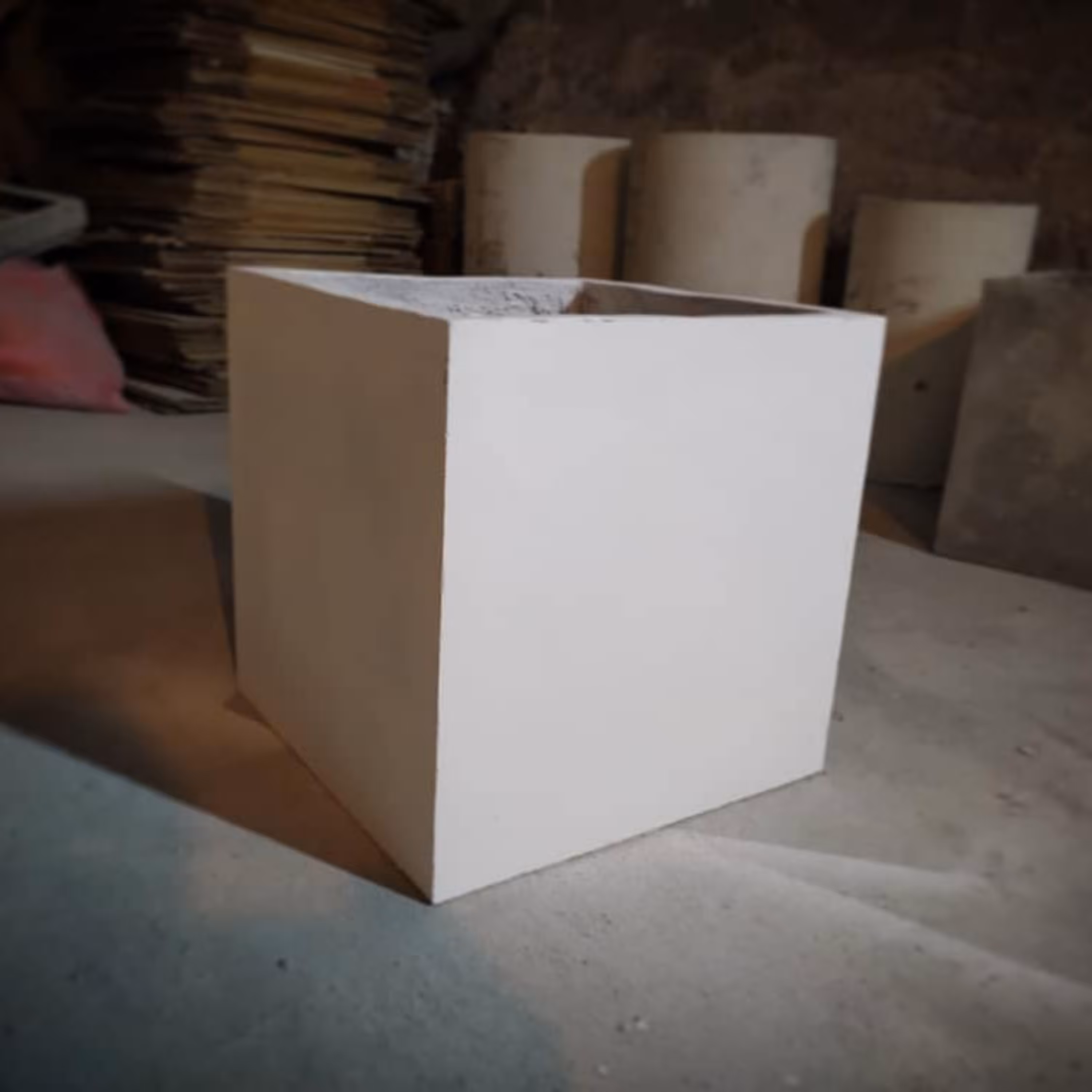 گلدان بتنی فوق سبک کد تولید  29 مکعب 25 سانتی  در 4 رنگ