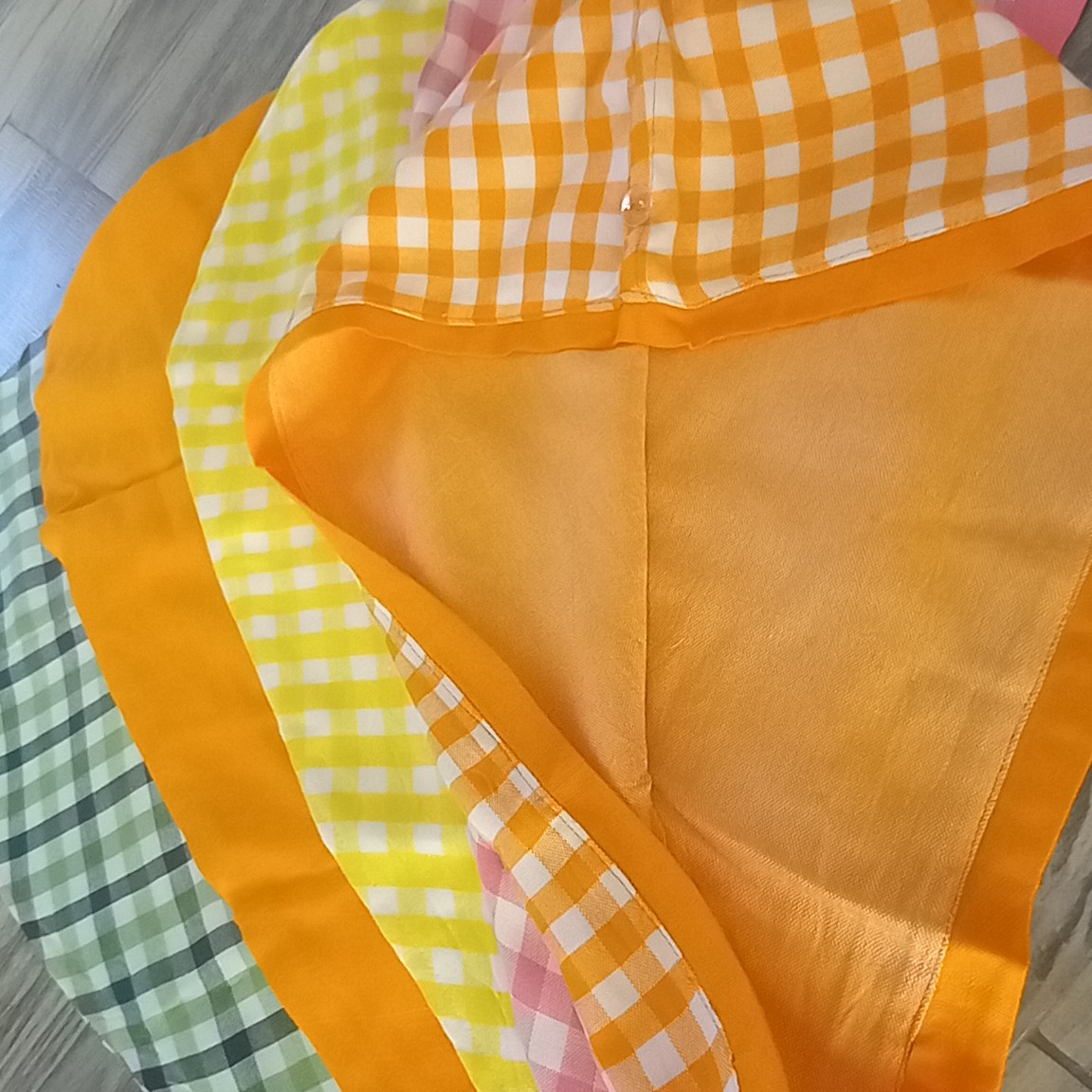 کلاه حمام.وزن 120گرم در رنگبندی متفاوت دولایه به همراه کش ودکمه