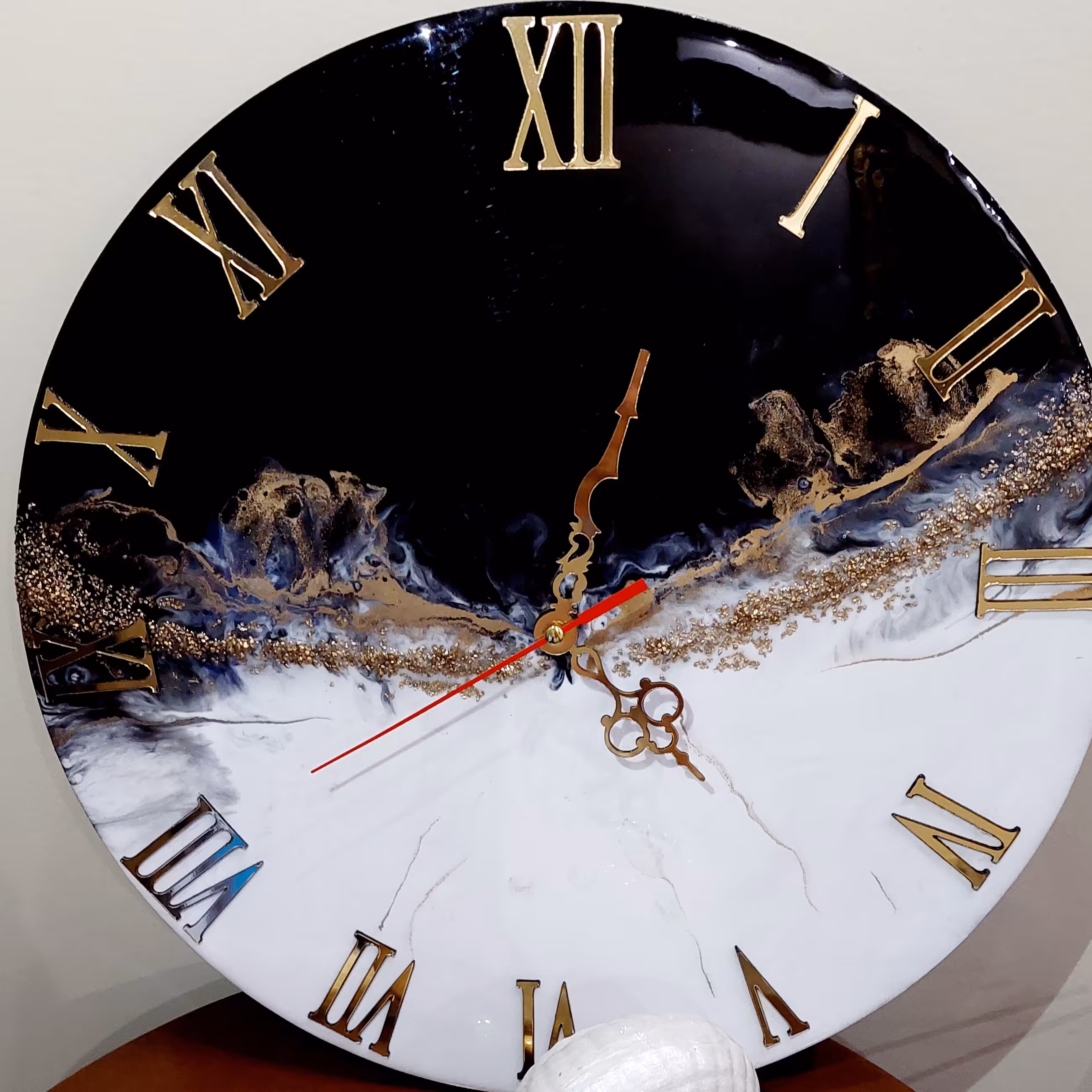 ساعت در 2رنگ و طرح متفاوت ساخته شده از چوب و رزین.رنگ و سایز بنابه سلیقه شما قابل تغییر