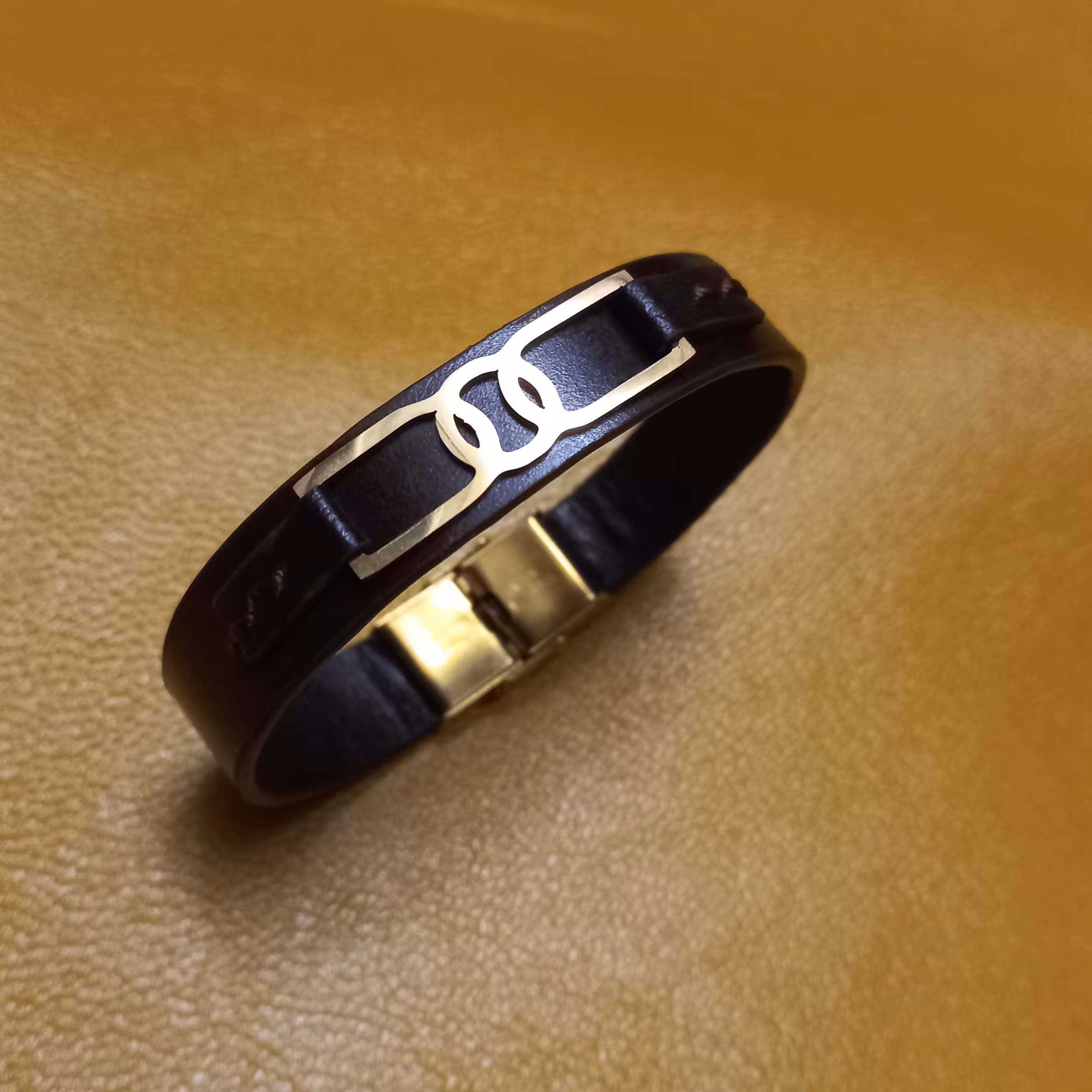 دستبند دولایه چرم طبیعی گاوی(  پلاک و قفل استیل رنگ ثابت )