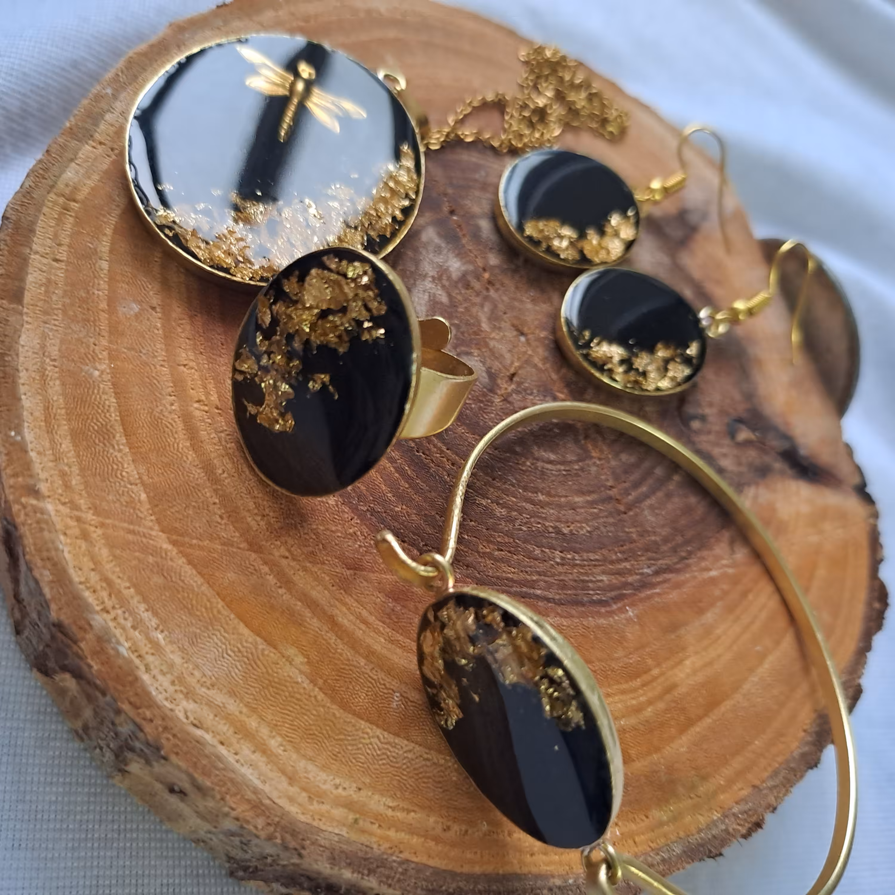 ست رزینی با فریم برنجی و زنجیر رنگ ثابت