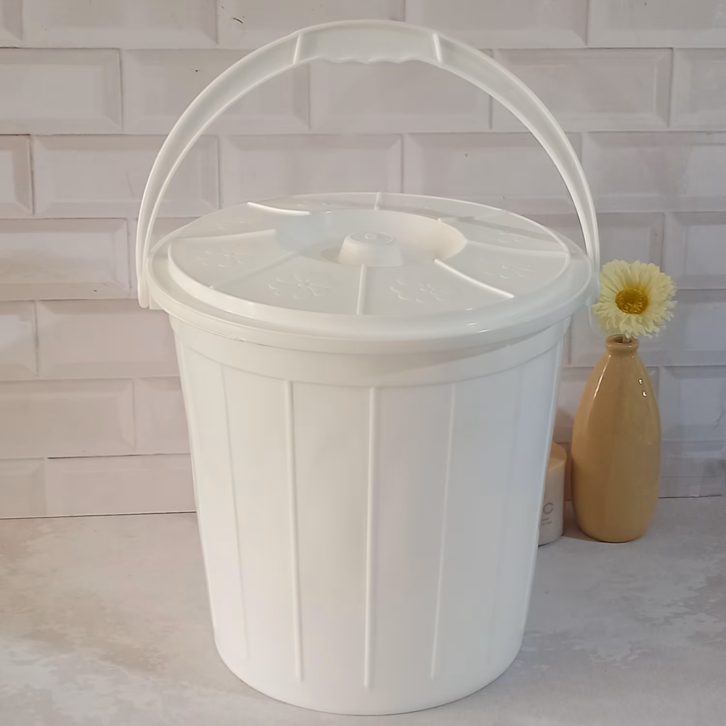 سطل ماست و شیر درب دار شماره 14 با دورنگبندی سفید و صورتی تهیه شده از مواد نو 