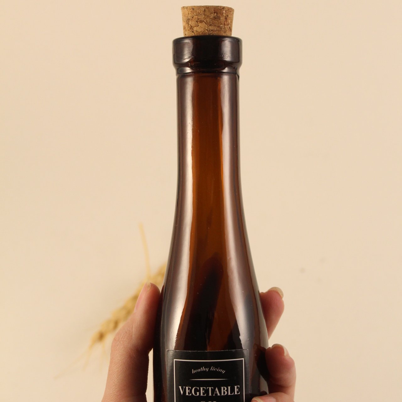 بطری شیشه ای مخصوص روغن با درب چوب پنبه ای