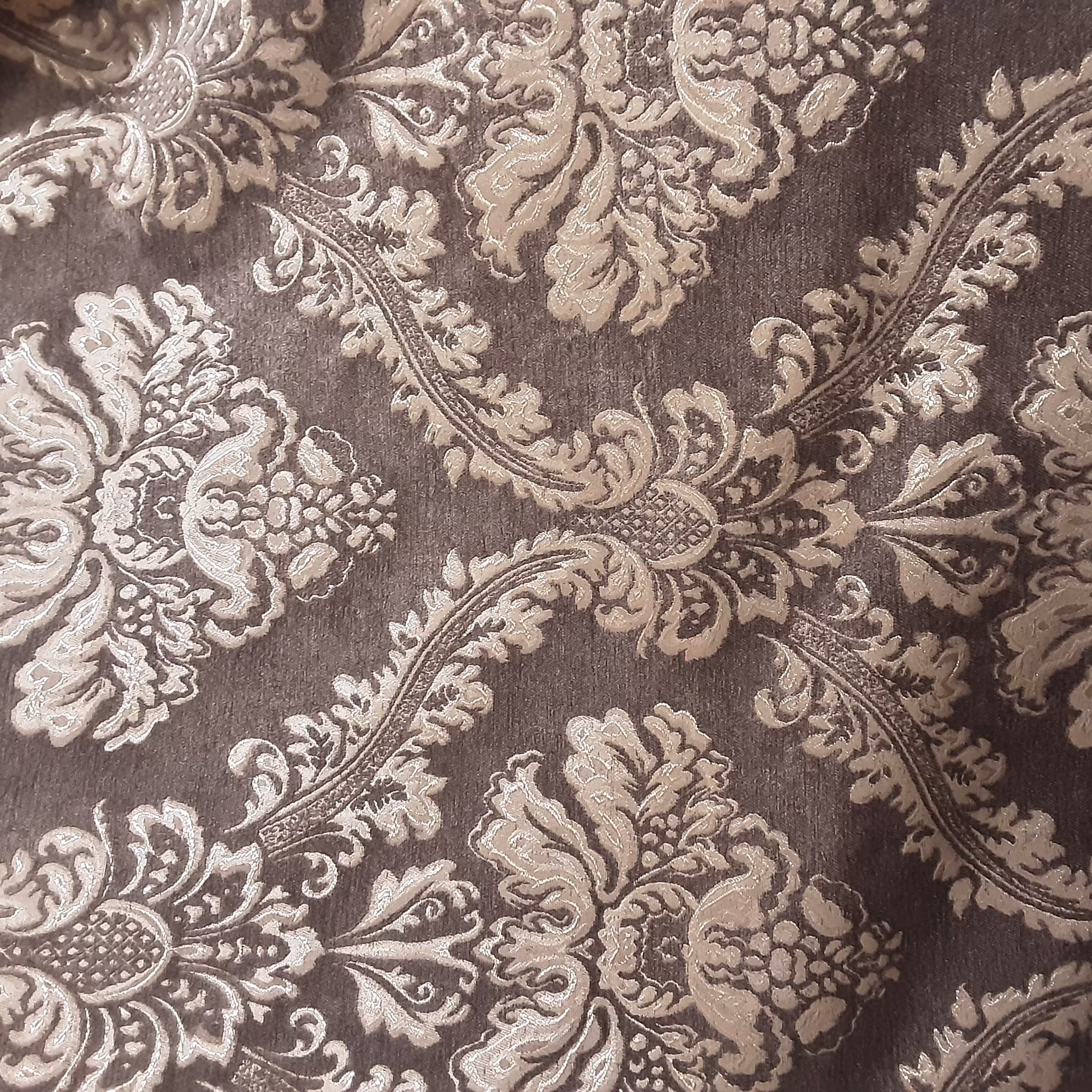 پارچه مخمل ترک مناسب مبل و دکوری پرده در عرض 140 در طرح متنوع رنگ قهوه ای خردلی