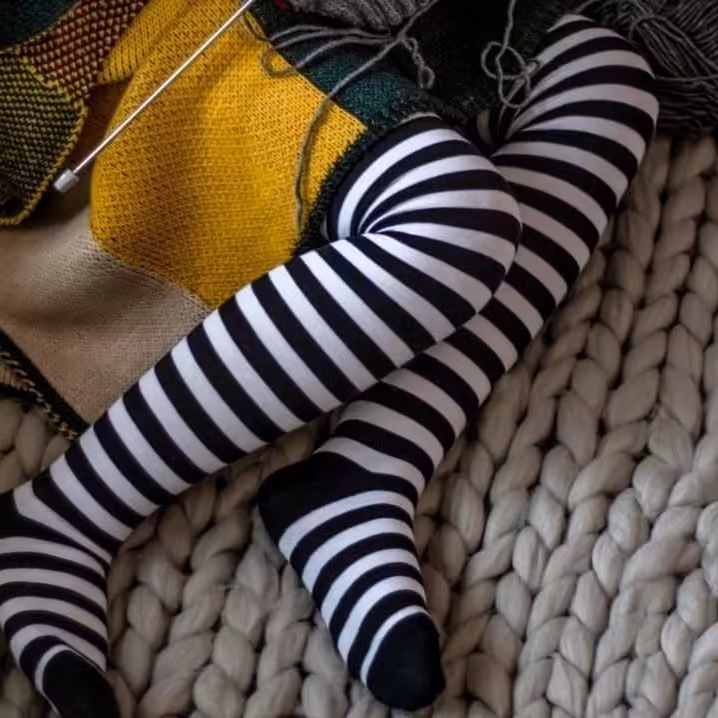 جوراب بالا زانو مدل راه راه سفید مشکی باریک