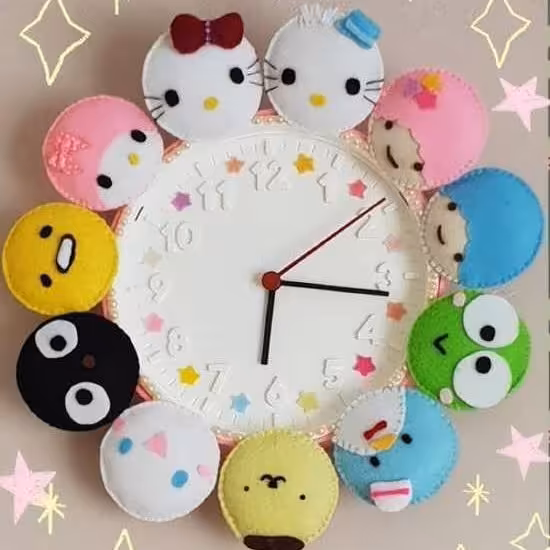 ساعت زیبای نمدی قطر 25سانت ودورچین عروسکی دررنگ های مختلف طرح های مختلف دخترانه و پسرانه 