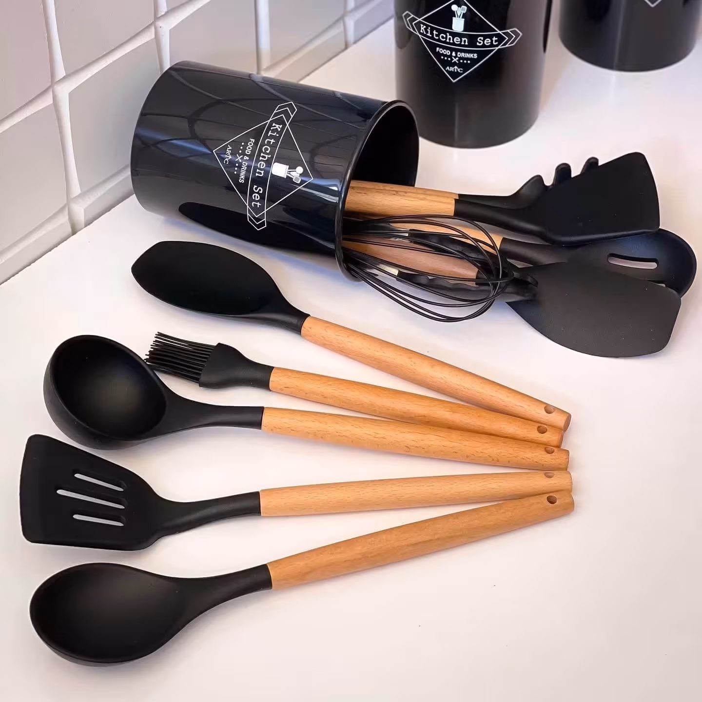 ست کفگیر ملاقه سیلیکونی دسته چوبی 12 پارچه کیفیت بالا در رنگ پر فروش مشکی 