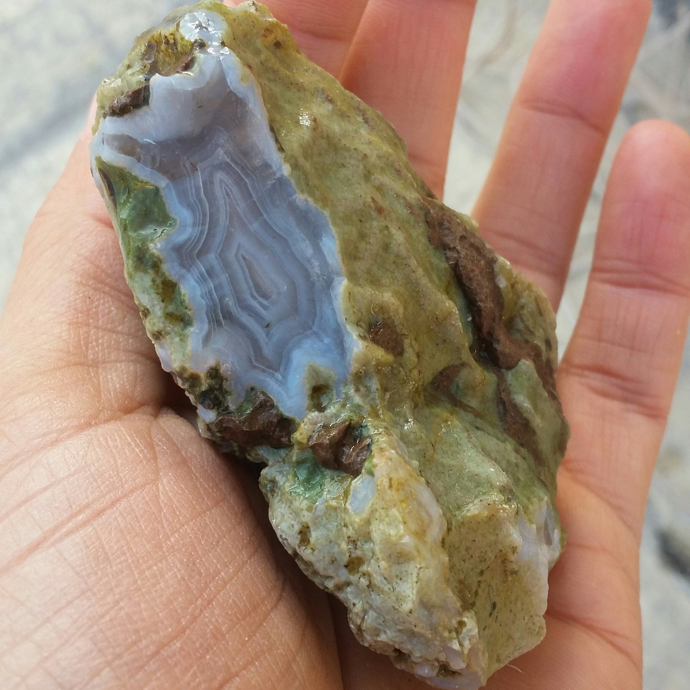 سنگ راف عقیق سلیمانی 3 بعدی برش نخورده محشر 100 در 100 طبیعی شاهکار خلقت با قابلیت ساخت چند نگین و چند اسلایس محشر