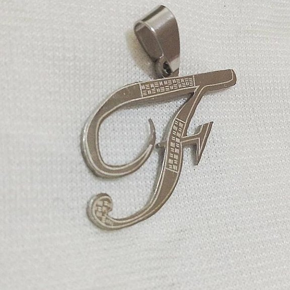 پلاک استیل و مارک استینلس استیل رنگ ثابت و ضدحساسیت میباشد