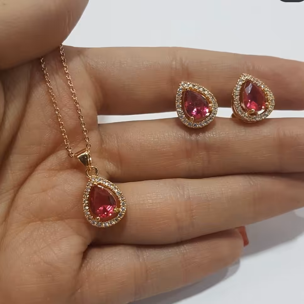 نیم ست گردنبند و گوشواره اشکی طلایی با سنگ قرمز برند ysx
