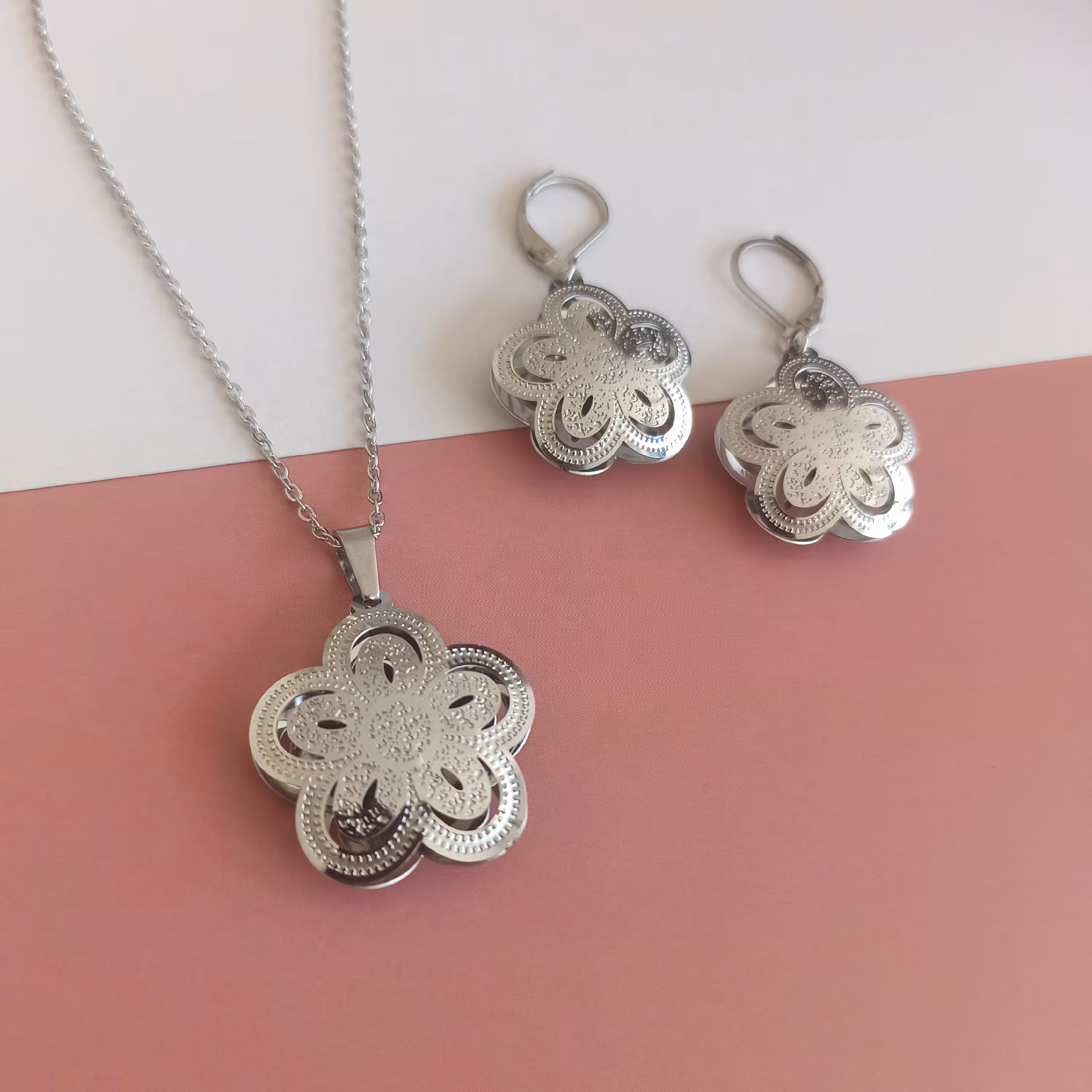 نیم ست گل ، مشابه طلا ، رنگ نقره ای ، جنس استیل و رنگ ثابت 