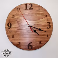 ساعت چوبی با اعداد سوخته کاری شده