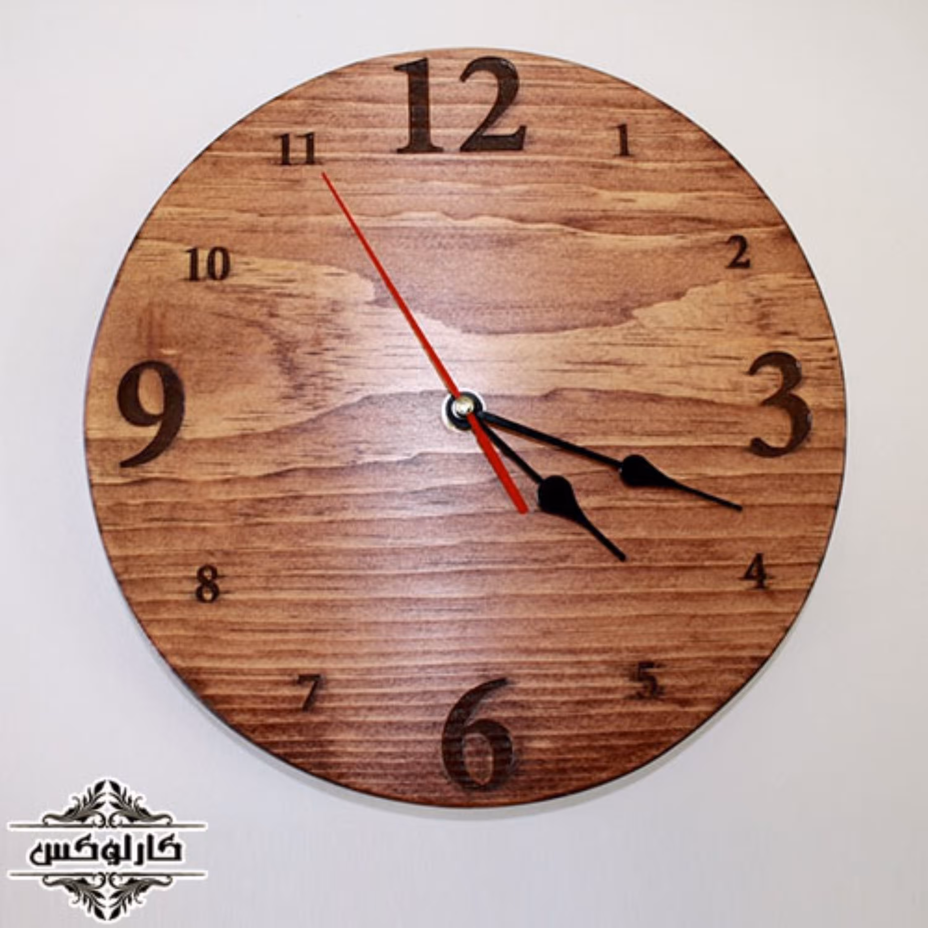 ساعت چوبی با اعداد سوخته کاری شده