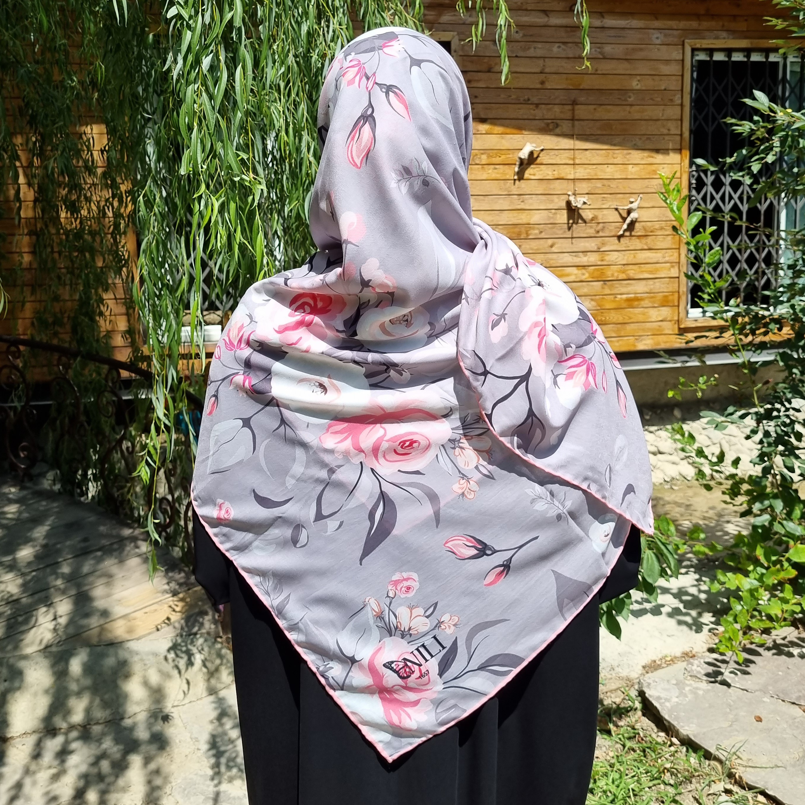 روسری طرح گل رز طوسی صورتی جنس نخی فوق العاده قواره 135 دور دستدوز