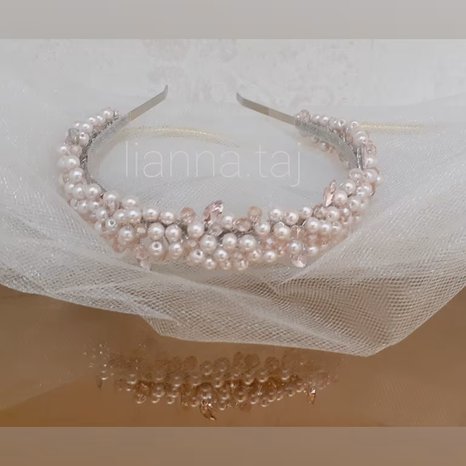 تل تاج مرواریدی رنگ رزی