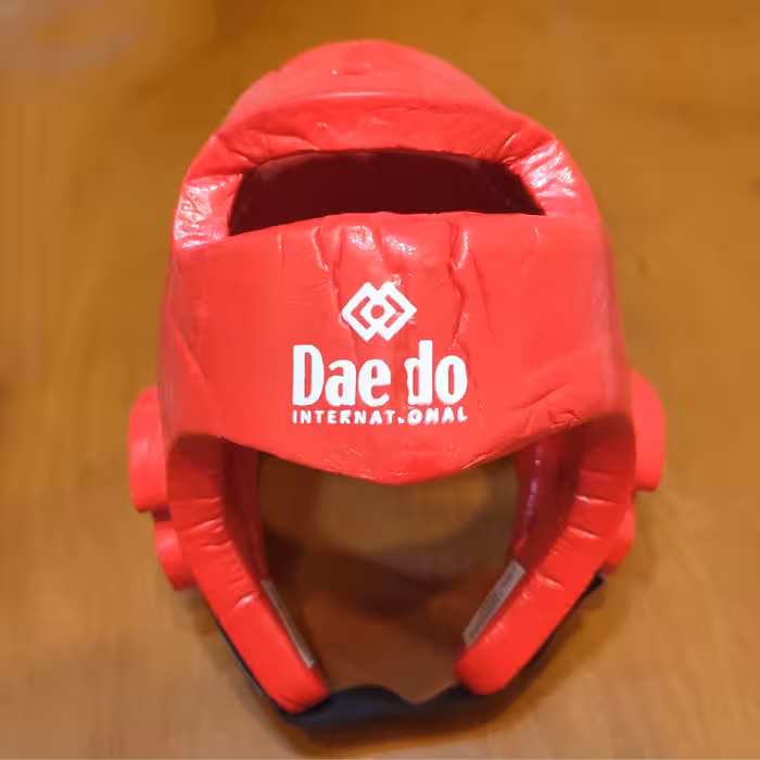 کلاه تکواندو تزریقی طرح daedo سایز لارج رنگ قرمز
