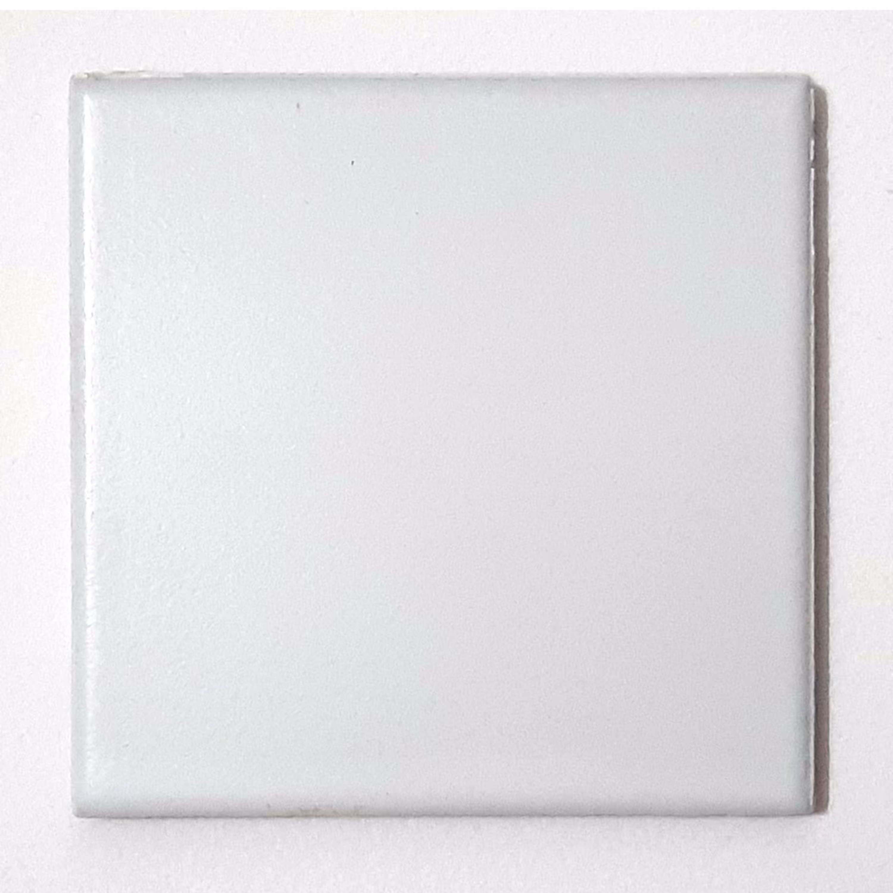 کاشی سفید مات به ابعاد ده در ده سانتی متر