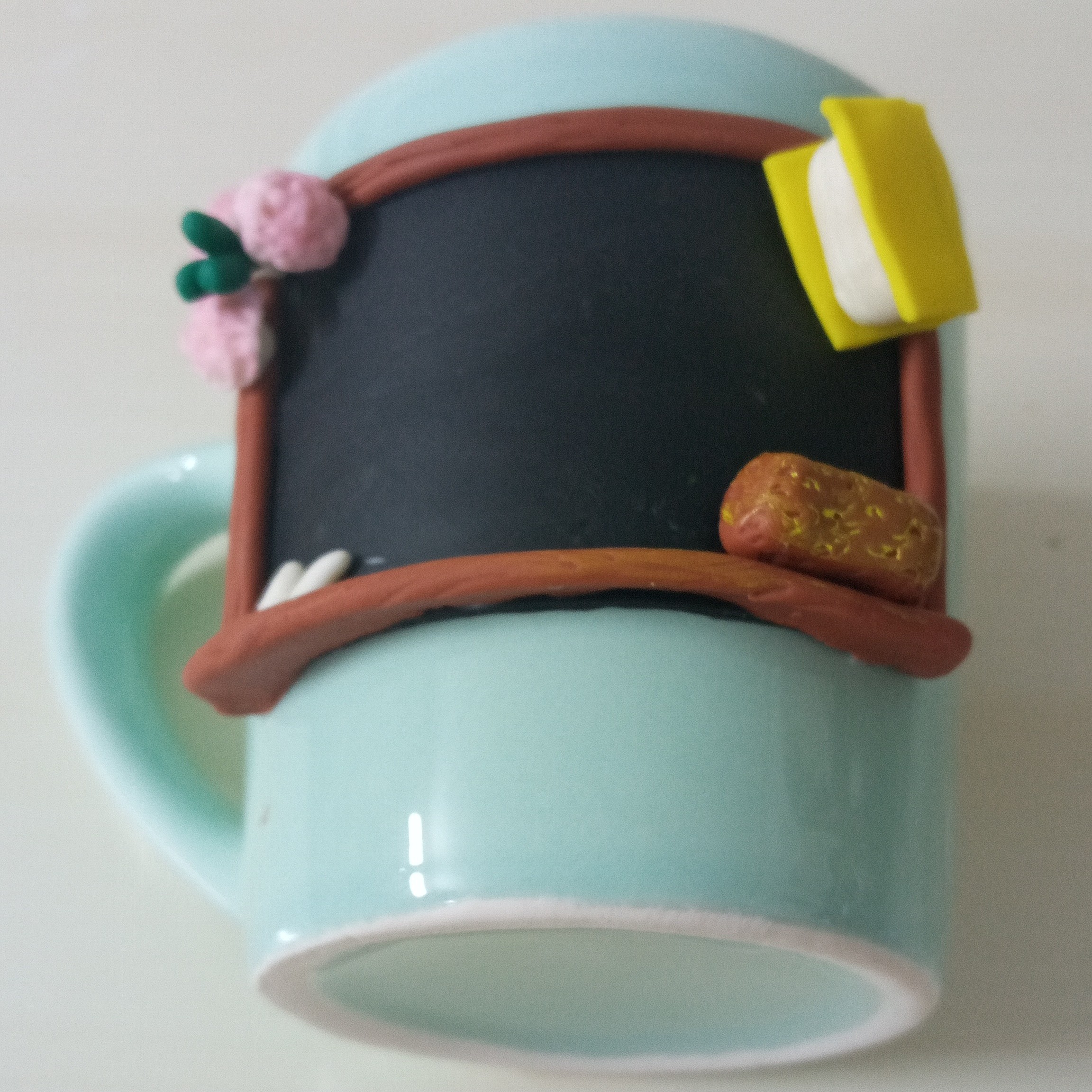 لیوان(ماگ)رنگی با تم روز معلم وزن 200 گرم رنگ لیوان فیروزه ای کارشده با خمیر ایتالیایی 