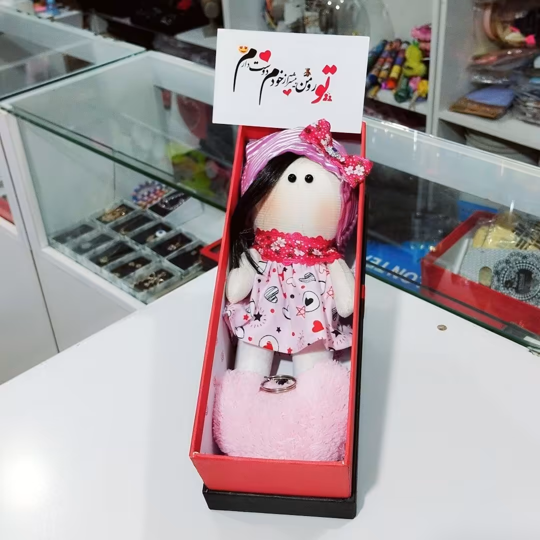 باکس کادویی عروسک روسی و جاسوئیچی قلب  و کارت پستال 