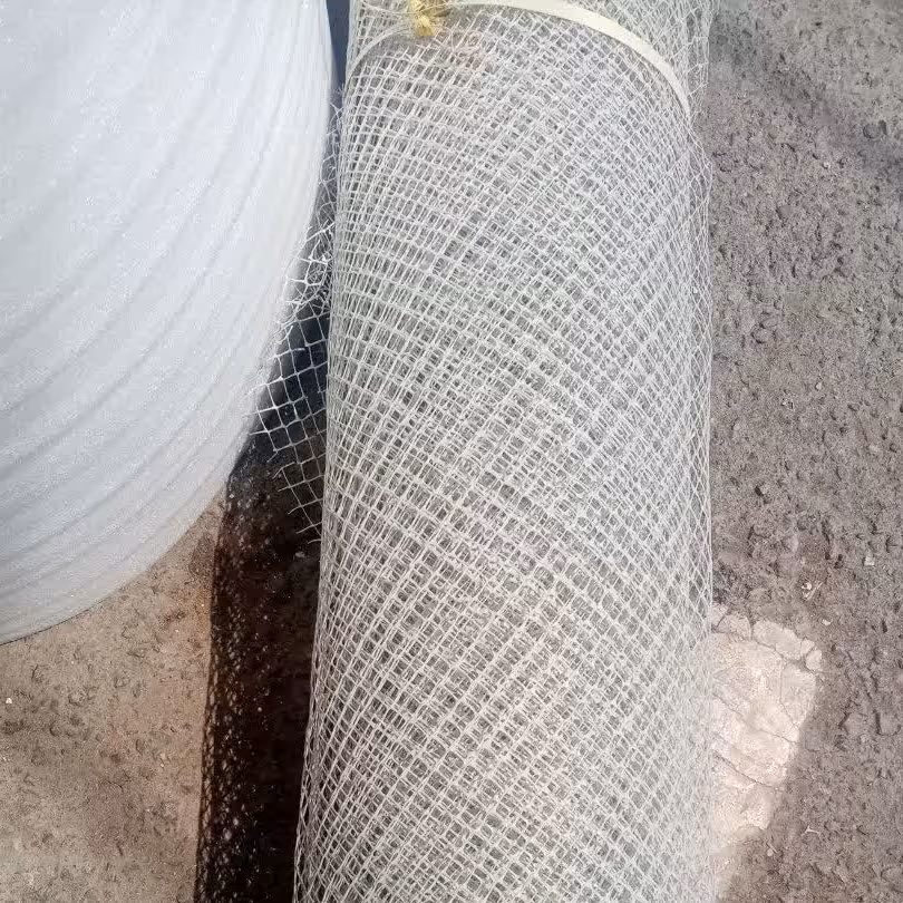 توری مرغی رنگ کرم 2 متری در طول 15 متر ( 30 متر مربع )