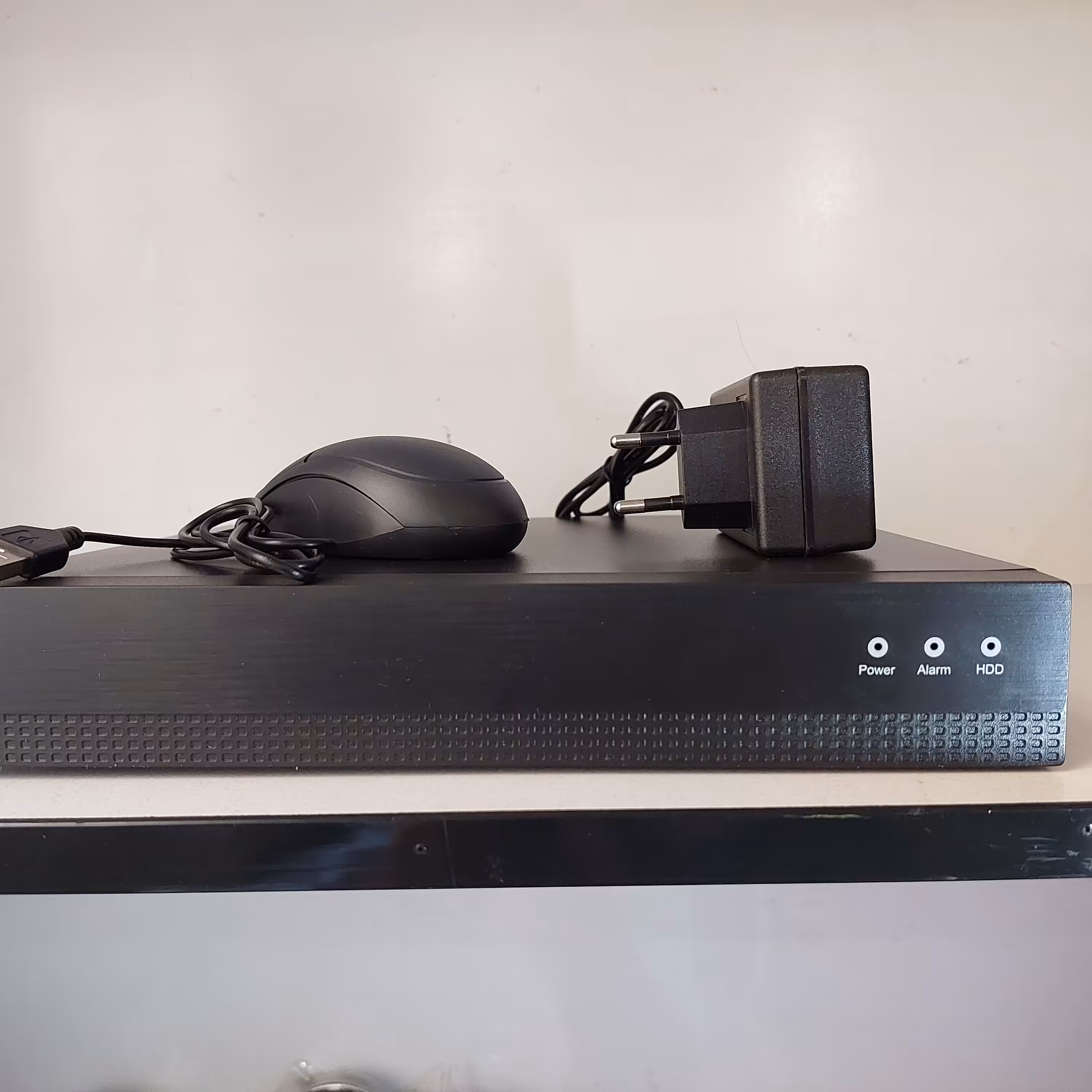 دستگاه DVR چهار کانال AHD پنج مگاپیکسل هایسیلیکون با قابلیت انتقال تصویر بر روی گوشی موبایل و 2سال گارانتی