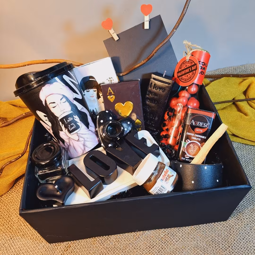 جعبه ولنتاین پر از کادوهای جذاب مخصوص طرفداران رنگ مشکی برای روز عشق 