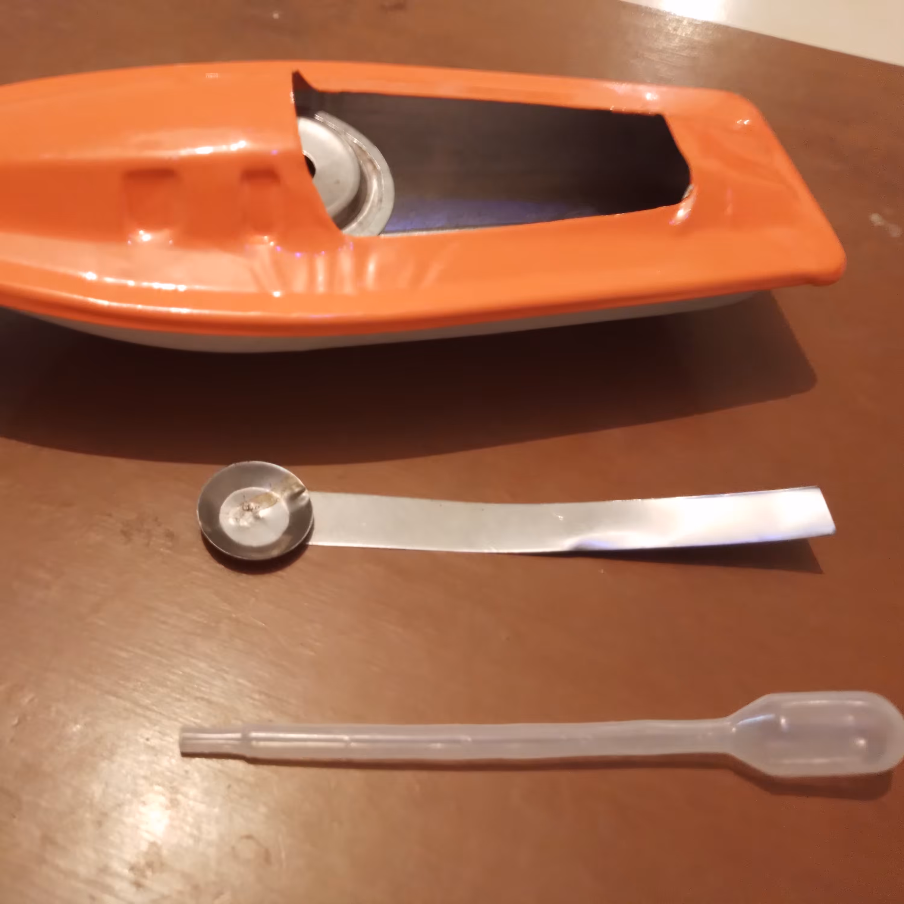 قایق سوختی فلزی تندرو . کاملا فلزی . نوستالژیک.  خاطره انگیز