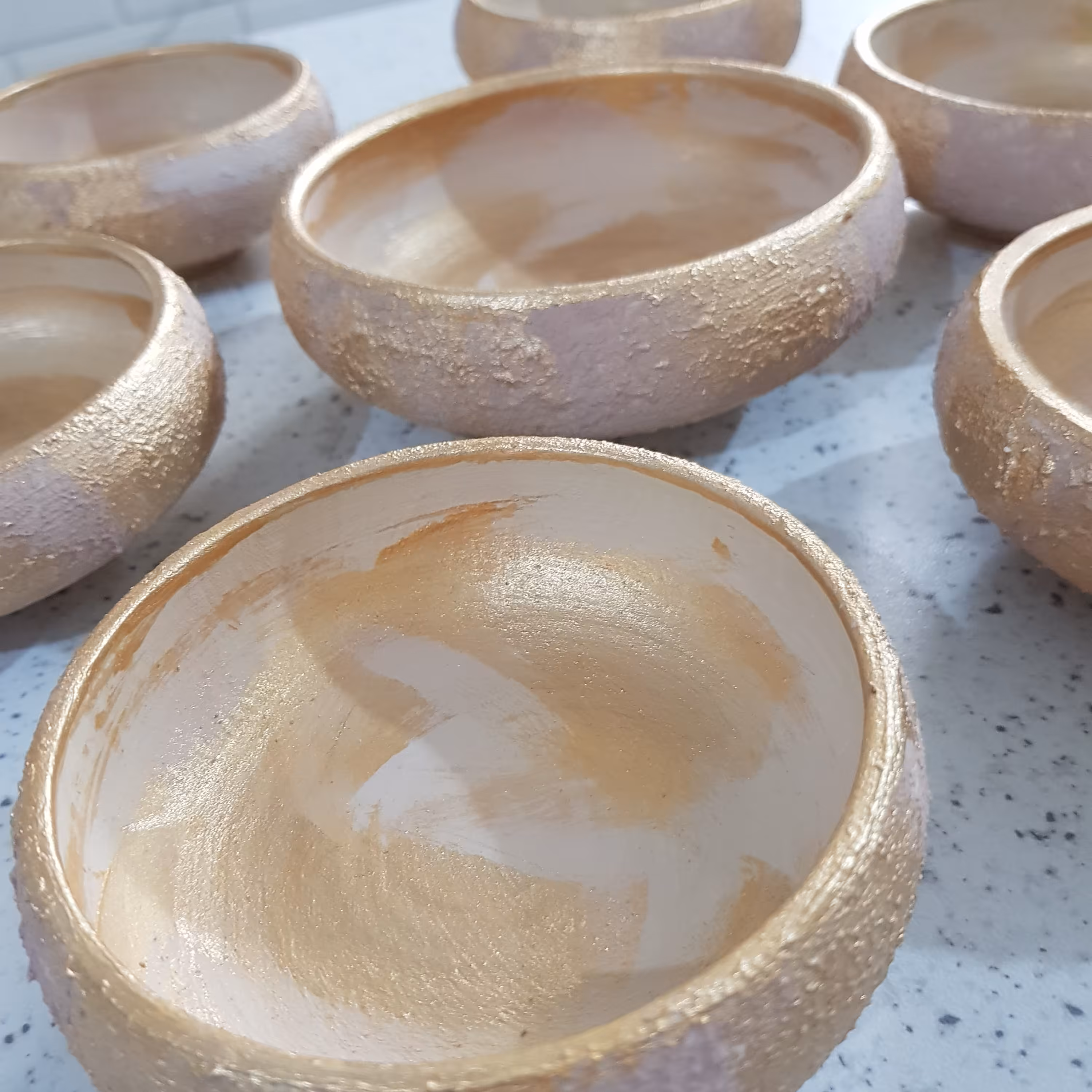 کاسه ی هفت سین سفال با رنگ پتینه ی کرم و طلایی 