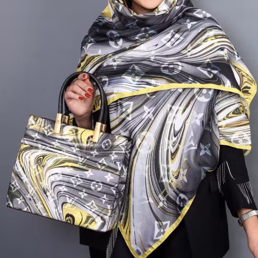 ست کیف و  روسری چهارفصل کیفیت عالی طرح اشکال هندسی  زمینه طوسی و زرد 