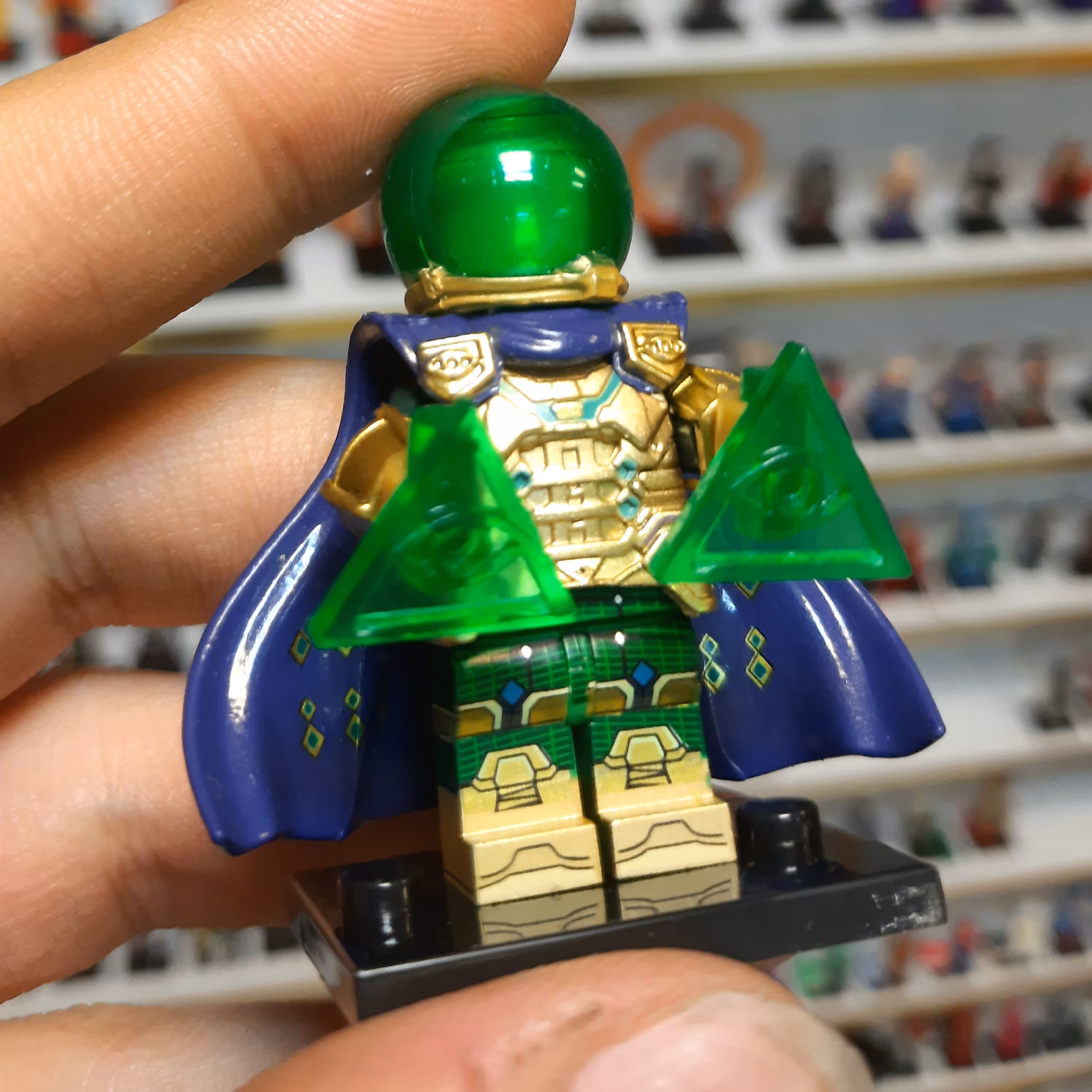 لگو میستریو کلکسیونی طلایی براق با شنل و زره برجسته و سلاح مخصوص