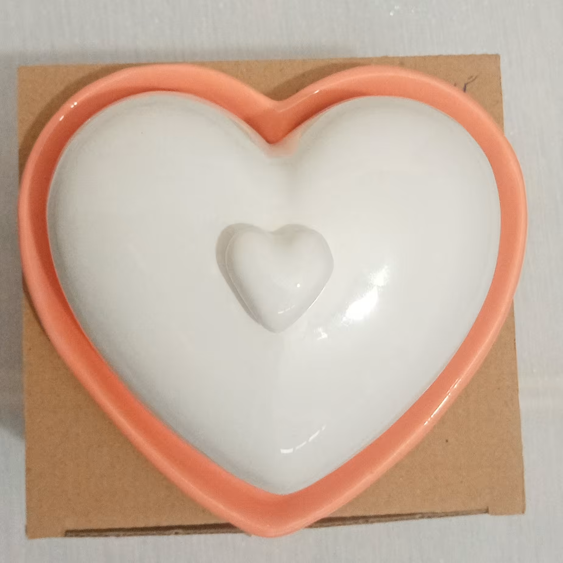 کره خوری قلبی جنس سرامیک در سه رنگ زرد و گلبهی و سبز  ابعاد 14 در 15