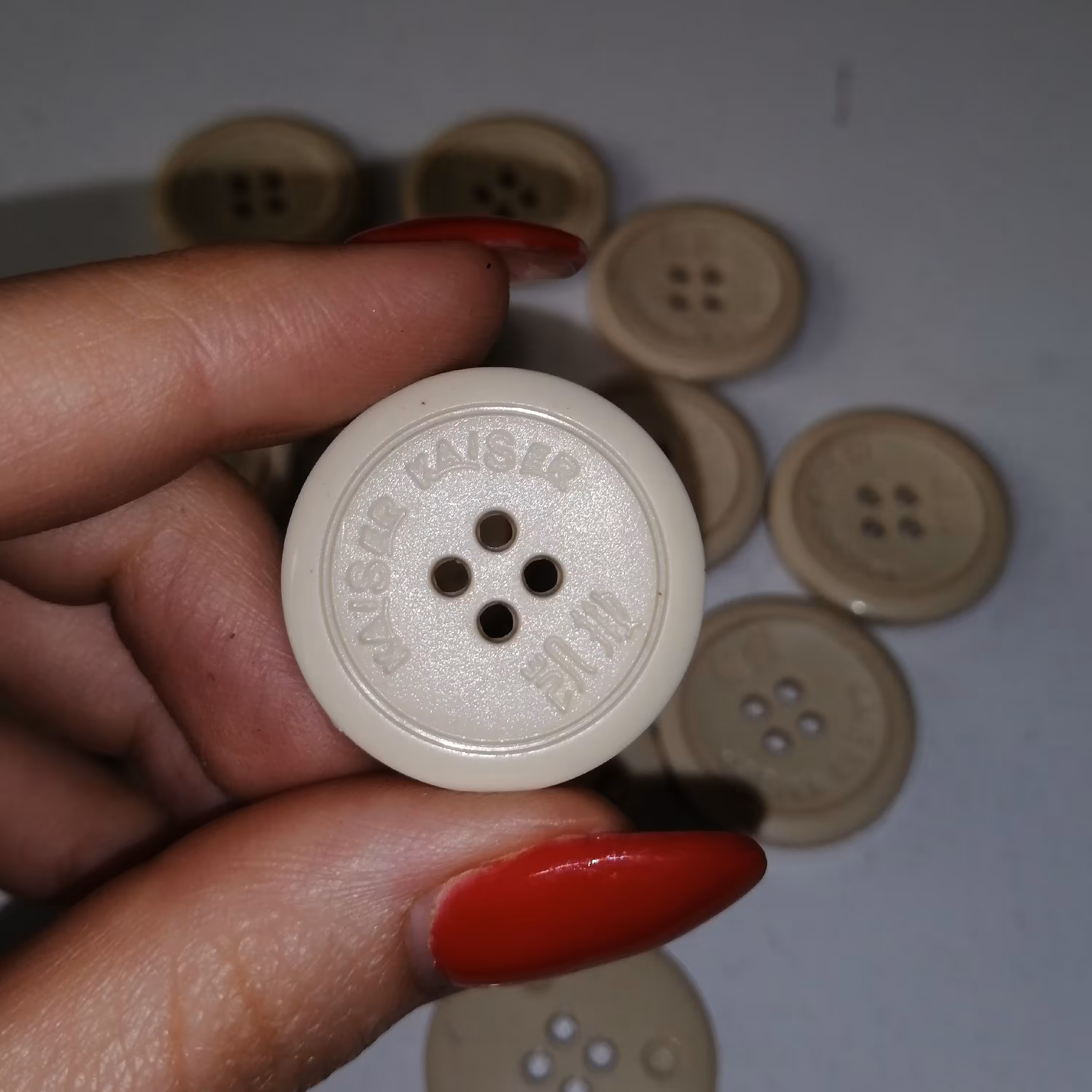 دکمه لباس کرمی دایره  بسته 7 عددی     