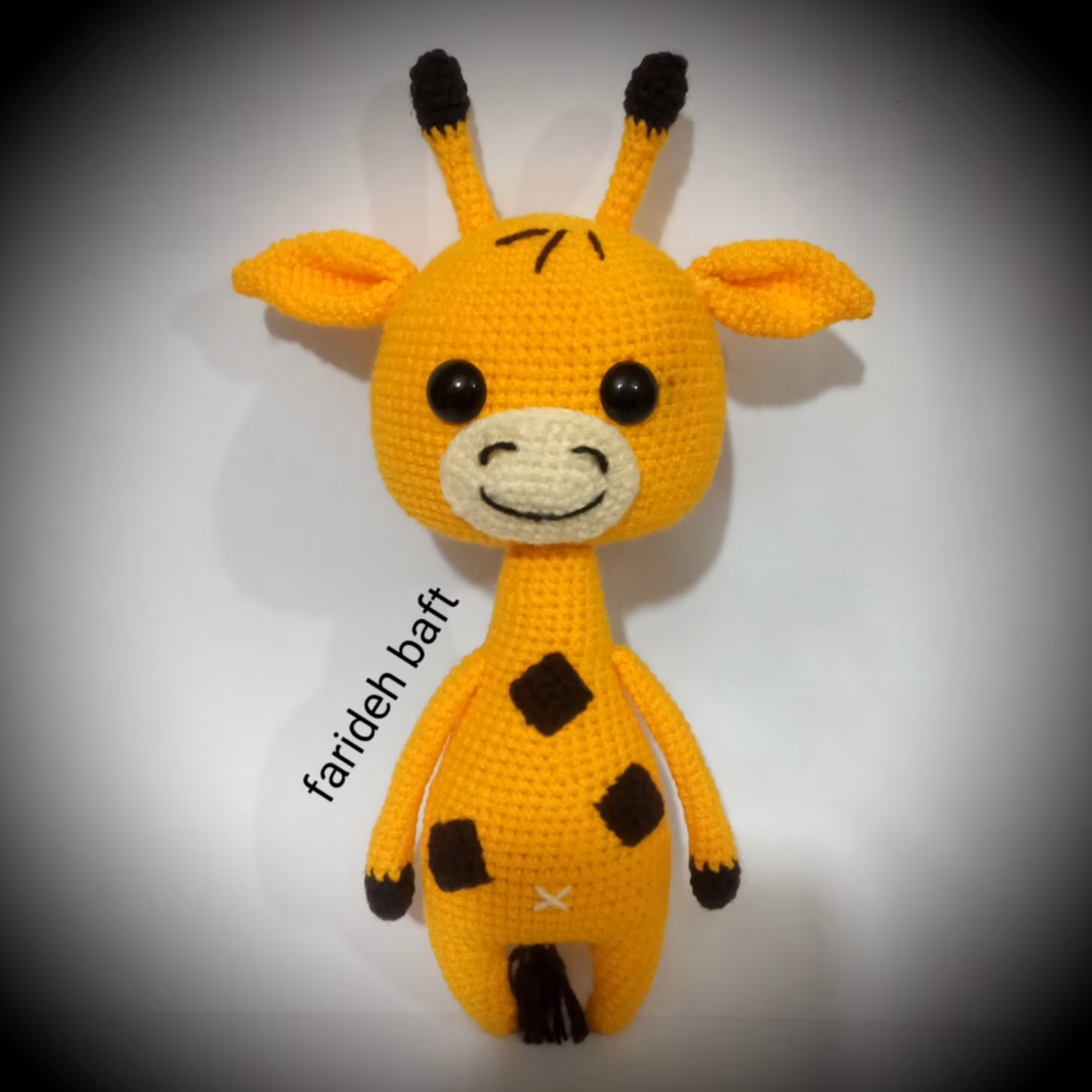 عروسک دستبافت زرافه بانمک، 22 سانت