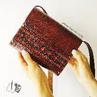 کیف دوشی چرم طبیعی زنانه به رنگ لبویی با بدنه چوبی مناسب برای خانمها از برند طا 