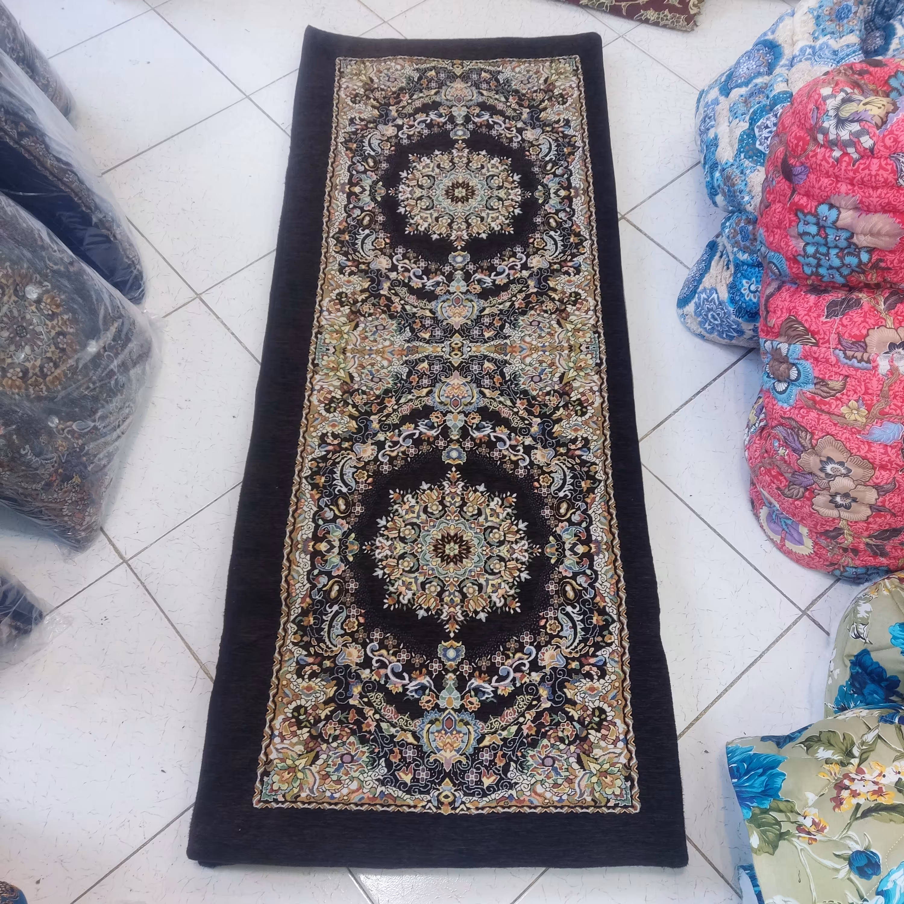 کناره اتاقی مخمل رویه مخمل نمدی تشک کناره و زیرانداز نمدی رویه مخمل شانل و آستر پشت مخمل ساده و داخل آن نمد صنعتی مرغوب 