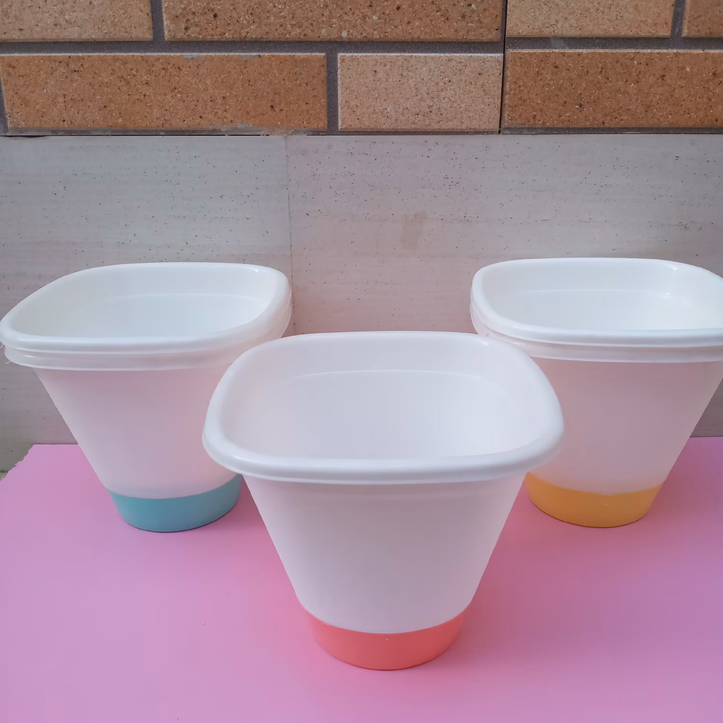 گلدان پلاستیکی مثلث بزرگ طرح گنگره ای دارای زیر گلدانی در رنگ های متنوع ابعاد قطر 22 در ارتفاع 19سانتی متر 