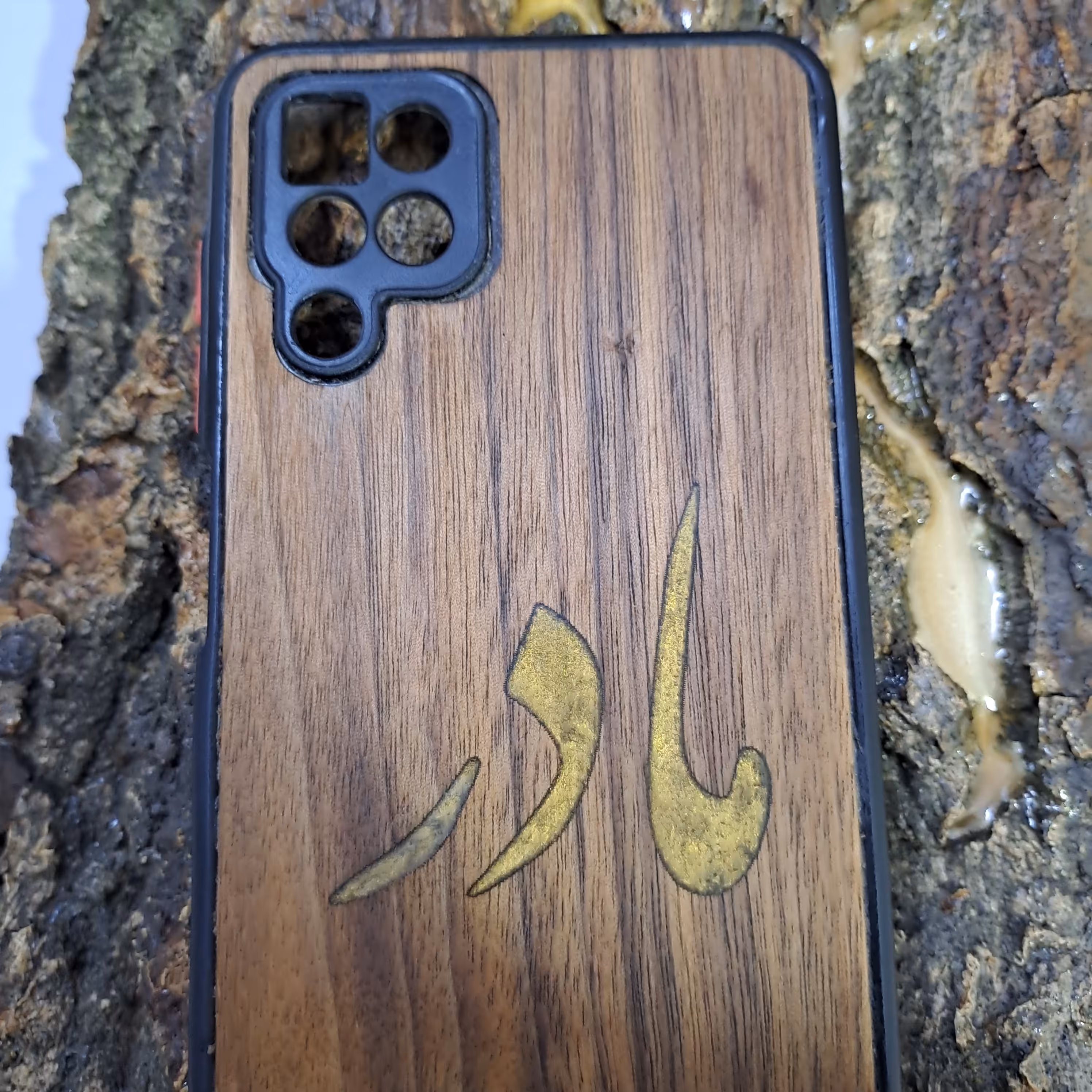 قاب-گارد-کاور چوبی با چوب طبیعی گردو   و کمه مادر با رزین طلایی مناسب موبایل سامسونگ a12