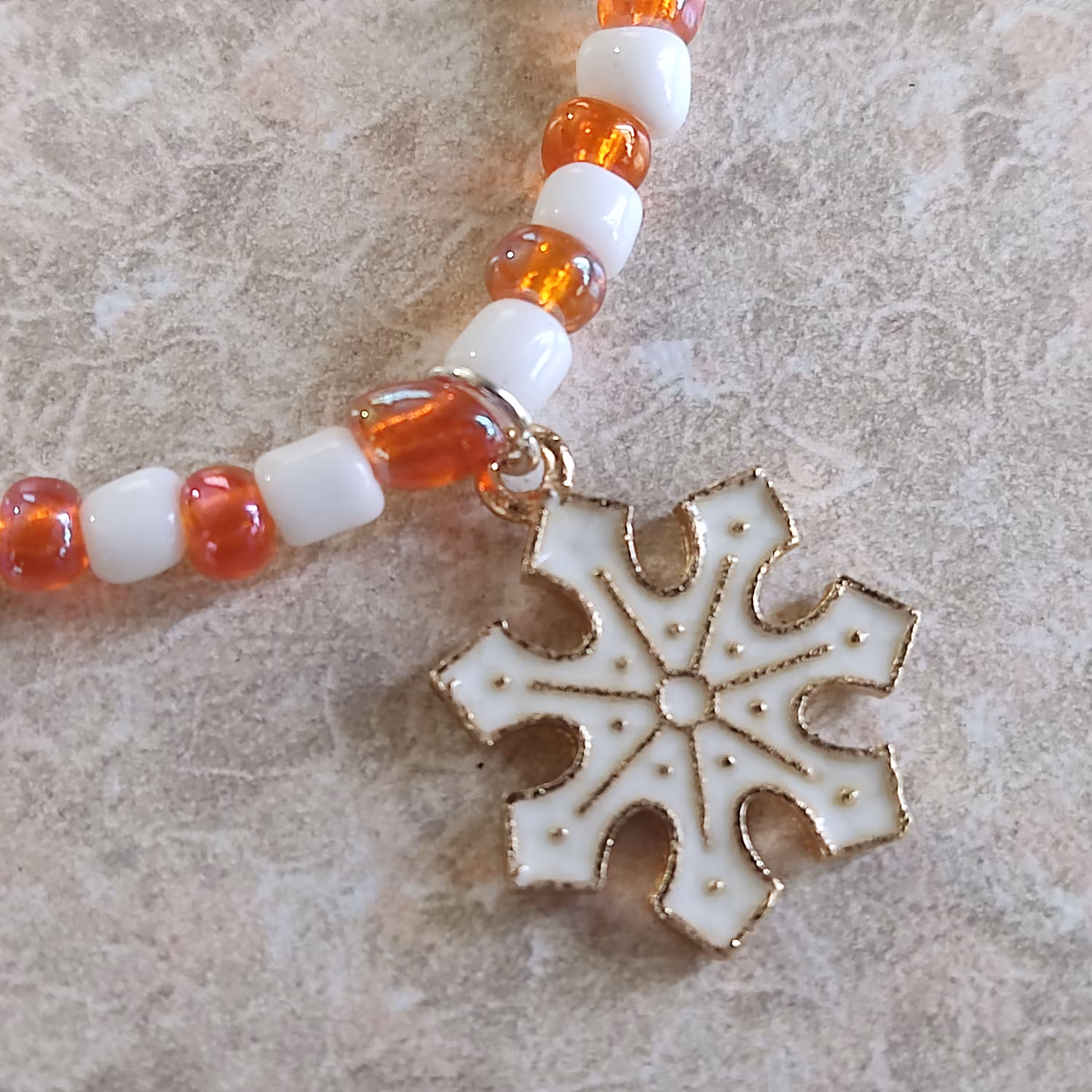 دستبند مهره کار شده با منجوق با پلاک دونه برف